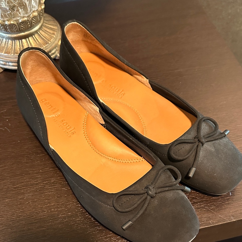 Gentle Souls Women's Black Flats with Bow
